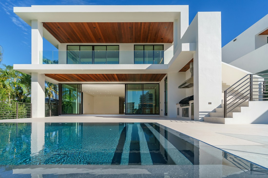 Illustrative tropical villa, not the actual property